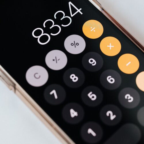 smartphone-with-calculator-app-showing-total-amount-4386293